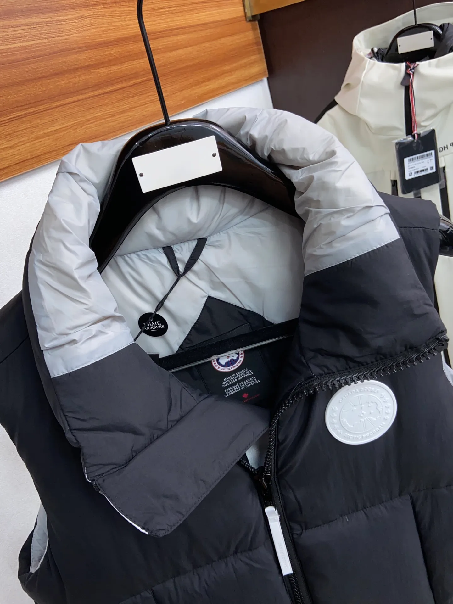 P520 original single version exclusive release #𝘾𝘼𝙉𝘼𝘿𝘼 𝙂𝙊𝙊𝙎𝙀/𝙅𝙪𝙣𝙘𝙩𝙞𝙤𝙣 top original TOP version restored ZP up to 98%‼ ️ CANADA GOOSE/Canada Goose Pastels Pastel Series Everett White Label Vest This versatile Everett vest is a lightweight layering item suitable for wearing in all seasons. It is trimmed in all white and equipped with D-rings for hanging gloves or other daily items when outside. It is ideal for travel and unpredictable weather conditions. The pocket openings and cuff edges are reinforced with CORDURA fabric for durability. The reflective stripes on the back of the collar improve visibility in dim environments, making it the first choice for travel. Note: In order to maximize profits during the production process, some businesses add toxic waste silk, 50 velvet, hand-feel velvet, etc. into the clothes! It is said to be 90% white duck down, purchasing agent level, or even more exaggeratedly said to be 90% white goose down, to fool the layman! (You can consult the official Big Goose. All authentic styles are made of white duck down) ⚠️ Remember, you get what you pay for! Don't be greedy for small gains, or you will suffer big losses!  Size: XS S M L XL Color: Black Melt Water Blue Soft Pink Moonlight Lime